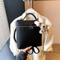 Mini zaino nero con trama litchi, ciondolo a cucciolo di peluche e manico - Con Ciondolo / Nero