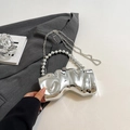 Bolso de fiesta plateado con acabado de espejo plisado y asa de cuentas de moda - Con Cuentas / Plateado
