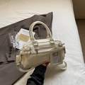 Schicke cremefarbene Boston Bag mit vielen Taschen, Vintage-Hardware und Trageriemen - Cremeweiß