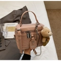 Rosa gewebte Box-Tasche mit Silberkette und einem süßen braunen Plüschbären - Mit Anhänger / Rosa