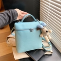 Borsa a scatola in pelle azzurra con ciondolo a cane di peluche e dettagli argento - Con Ciondolo / Blu
