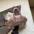 Elegante hellrosa Handtasche aus mattem PU-Leder mit Reißverschlusstaschen und Anhänger - Rosa
