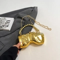 Bolso de noche dorado plisado con asa de cuentas y cadena sobre una chaqueta - Con Cuentas / Dorado