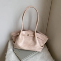 Schicke beige-rosa plissierte Tragetasche mit schmalen Schultergurten und Metallschnalle - Rosa