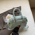 Elegante mintgrüne Boston-Handtasche aus Kunstleder mit Doppelgriffen und Schultergurt - Blau