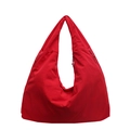 Minimalistische rote Crescent-Tragetasche mit Kordelzug-Details auf weißem Hintergrund - Rot / 50cmx29cmx21cm
