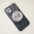 Dettaglio del supporto smiley rosa montato su custodia nera con trama a onde - Supporto Magnetico / Faccina Rosa Chiaro