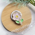 Dettaglio del supporto per telefono a fiore con perle e petali viola metallici - Supporto Magnetico / Viola