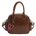 Borsa a mano in vernice marrone scuro con tasche laterali e ciondolo a cuore rosa - 28x9x20cm / Cuoio