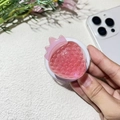 Détail de support téléphone fraise 3D en résine rose translucide et base pliante - Support Magnétique / Fraise Rose Brillante
