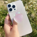 Detailansicht des Aurora-Erdbeere-Handyhalters mit 3D-Struktur auf einem weißen Smartphone - Schillernde Blaue Erdbeere-Matt