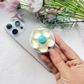 Dettaglio di un supporto per telefono a forma di fiore giallo traslucido con centro blu - Supporto Magnetico / Fiore-Giallo