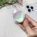 Détail du support MagSafe fraise coloré avec finition laser irisée et texture à pois - Support Magnétique / Fraise Bleu Irisé-Mat