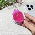 Détail de la poignée Magsafe en forme de fraise rose translucide avec texture à picots - Support Magnétique / Fraise Rose Foncé Brillante