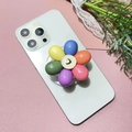 Dettaglio del supporto per telefono a fiore colorato con cuore su smartphone - Supporto Magnetico / Fiore a Sei Petali Multicolore