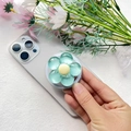 Dettaglio del supporto per telefono a fiore verde menta con centro giallo su cellulare - Supporto Magnetico / Fiore-Blu