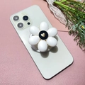 Dettaglio del supporto per telefono a fiore bianco con cuore d'oro su sfondo rosa - Supporto Magnetico / Fiore a Sei Petali Bianco