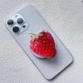 Dettaglio macro del supporto per telefono a fragola 3D con finitura lucida in acrilico - Supporto Magnetico / Fragola Rossa Stile A
