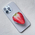 Dettaglio del supporto magnetico a fragola per telefono con texture realistica - Supporto Magnetico / Mezza Fragola