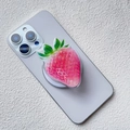 Dettaglio macro del supporto per telefono a fragola in acrilico con trama 3D - Supporto Magnetico / Fragola Rosa