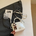 Bolso cubo de charol blanco con logotipo metálico y decoración de colgante de perlas - Con Colgante / Blanco Roto