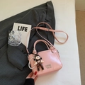 Bolso cubo rosa minimalista en charol brillante con logotipo metálico y colgante de adorno - Con Colgante / Rosa