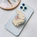 Detailansicht eines gelben Kaninchen-Griptoks aus Acryl mit rosa Schleife auf blauem Handy - Magnetischer Ständer / Schleife Hase