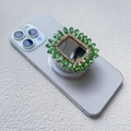 Dettaglio dello specchio trucco magnetico per telefono con strass verdi e piccoli cristalli - Stile Airbag Magnetico / Verde