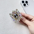 Dettaglio macro del supporto per telefono Magsafe di lusso a forma di fiore con strass - Strass Grigio Iridescente