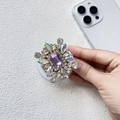 Dettaglio macro del supporto per telefono a fiore di strass con cristallo viola - Strass Viola Iridescente