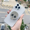 Dettaglio del supporto per telefono a teschio con strass scintillanti argento e neri - Supporto Magnetico / Teschio in Strass con Occhi Neri