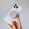 Dettaglio del supporto per telefono a specchio magnetico ovale rosa su smartphone - Supporto Magnetico / Specchio Ovale Rosa