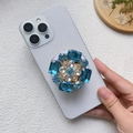 Vue détaillée du support MagSafe de luxe avec cristaux bleus et strass étincelants - Support Magnétique / Cristal Synthétique Bleu