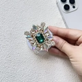 Dettaglio del supporto Magsafe di lusso con strass verde smeraldo e cristalli colorati - Strass Verde Iridescente