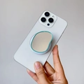 Dettaglio macro del supporto magnetico verde menta con specchio acrilico su cover bianca - Supporto Magnetico / Specchio Ovale Blu