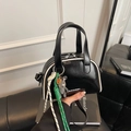 Sac bowling noir brillant avec passepoil blanc et bandoulière réglable - Avec Pendentif / Noir