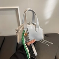 Mini sac bowling bleu-gris clair avec pendentif en corde verte et ours en peluche argenté - Avec Pendentif / Bleu