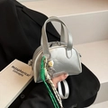 Sac bowling argenté chic avec breloque ours et finition PU métallisé pour femme - Avec Pendentif / Argent