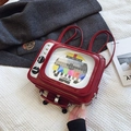 Roter Rucksack aus Leder im Retro-TV-Design mit Fenster und Signalmuster-Detail - Rot