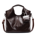 Bolso tote de cuero encerado marrón oscuro con acabado brillante y mini bolso de adorno - café