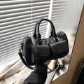 Elegante borsa a secchiello nera con doppie tasche frontali e dettagli in metallo oro - Nero