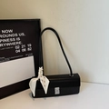 Elegante borsa a tracolla nera lucida con sciarpa decorativa e fibbia di cristallo - Nero