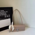Elegante borsa a spalla in pelle color albicocca con trapuntatura e fibbia strass - Cachi