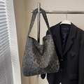 Modieuze grote tote bag met luipaardprint en brede schouderbanden in hobo stijl - Zwarte Luipaard