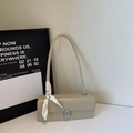 Elegante borsa a tracolla beige con fibbia in strass e decorazione di foulard di seta a fiori - Verde