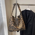 Minimalistische tote bag met luipaardprint en roze label voor damesmode - Bruine Luipaard