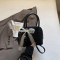 Elegante borsa squadrata in pelle martellata nera con fiocco in pizzo bianco e manici - Nero