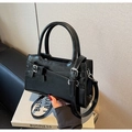 Detalle del bolso de cuero negro con lazo, hebilla vintage y asas dobles - Negro