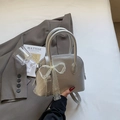 Borsa a mano argento a conchiglia con fiocco in pizzo e tracolla regolabile - Argento