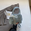 Piccola borsa quadrata azzurra in pelle con fiocco di pizzo bianco e tracolla - Blu